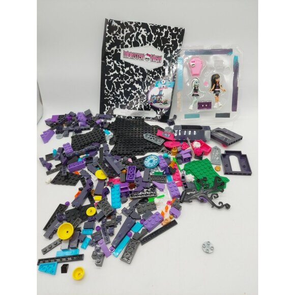 Mega Bloks Monster High Creepateria Incomplete READ Replacement Pieces - Picture 1 of 10